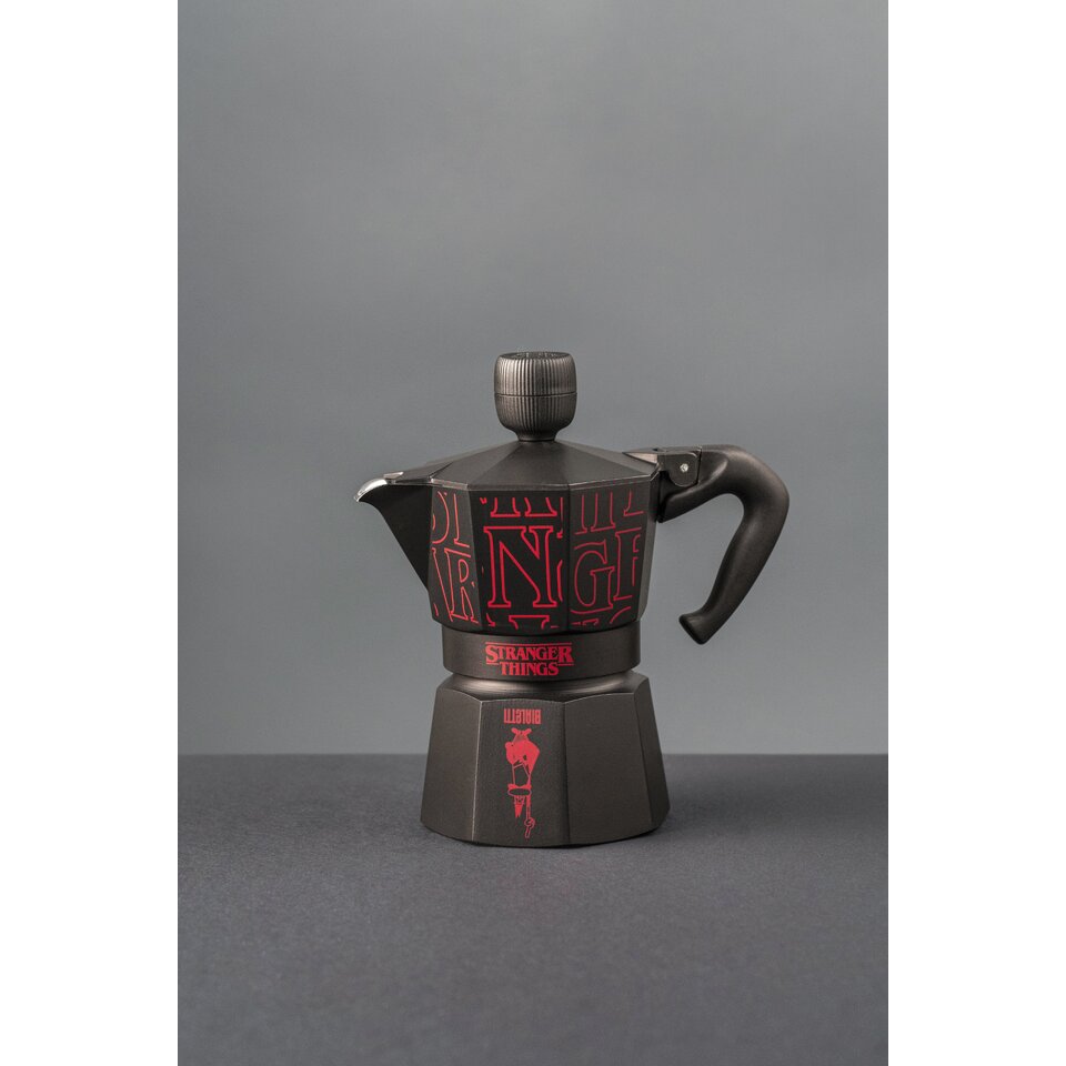 bialetti-x-stranger-things-3-cup-moka-express-musical-knob-260518102843
